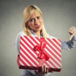 To będzie skandal: 8 rażących błędów przy wręczaniu prezentów